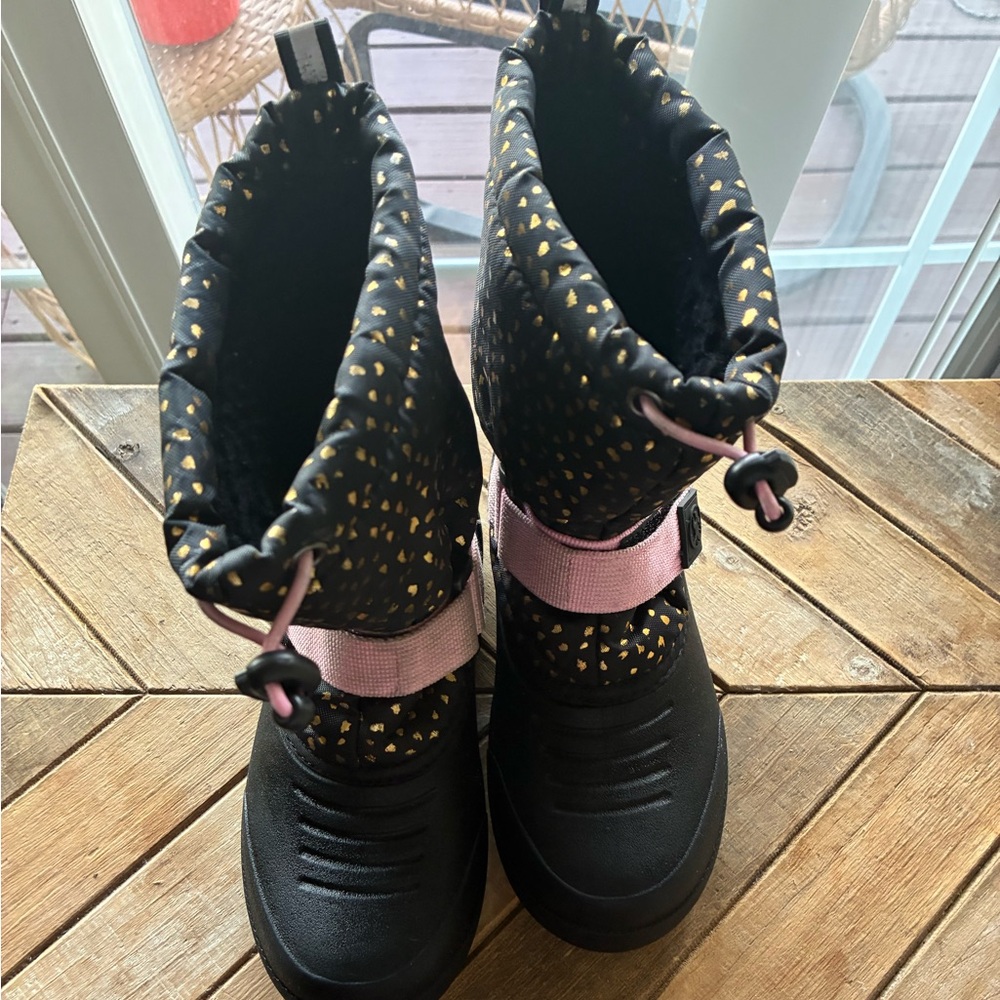 Kids size 1 3M thinsulate snow boots